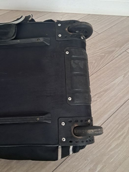 Хоккейный баул на колесах.