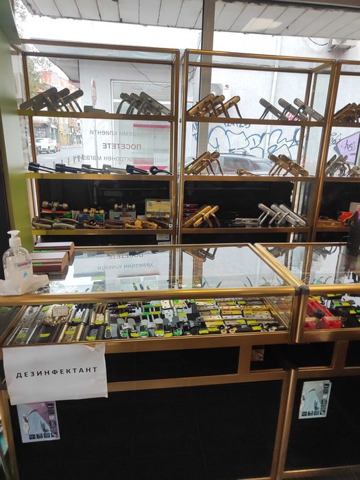 Магазинно обзавеждане-стенни витрини и щендерни маси