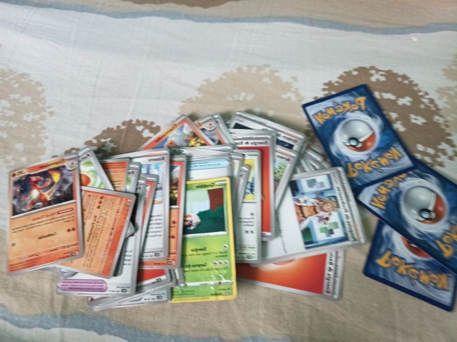 Vând cărți pokemon