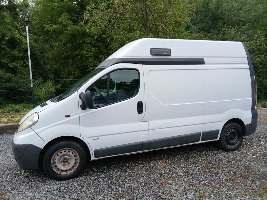 Dezmembrez Opel Vivaro motor 2.5 euro 4