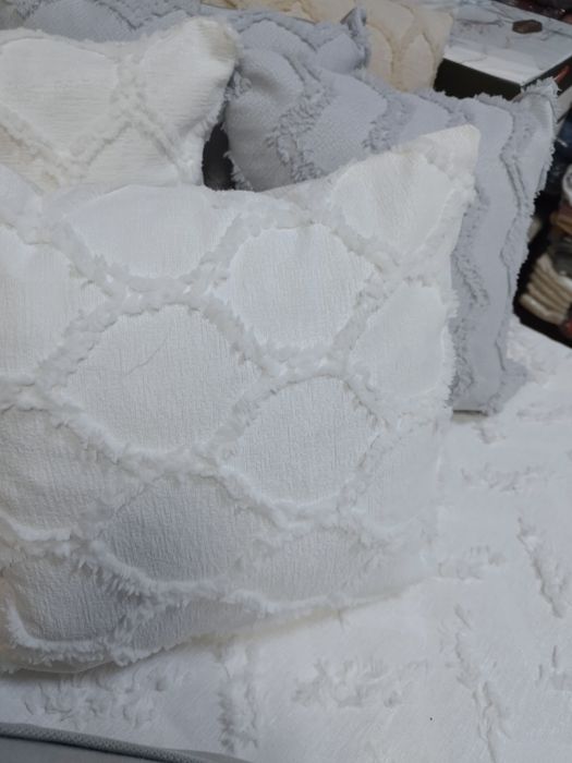 Декоративни възглавнички с текстуриран геометричен дизайн