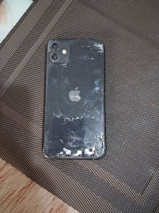 Vând iPhone11 black