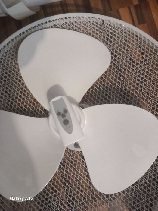 Vând ventilato cu picior