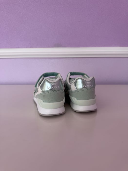 Новые детские кроссовки