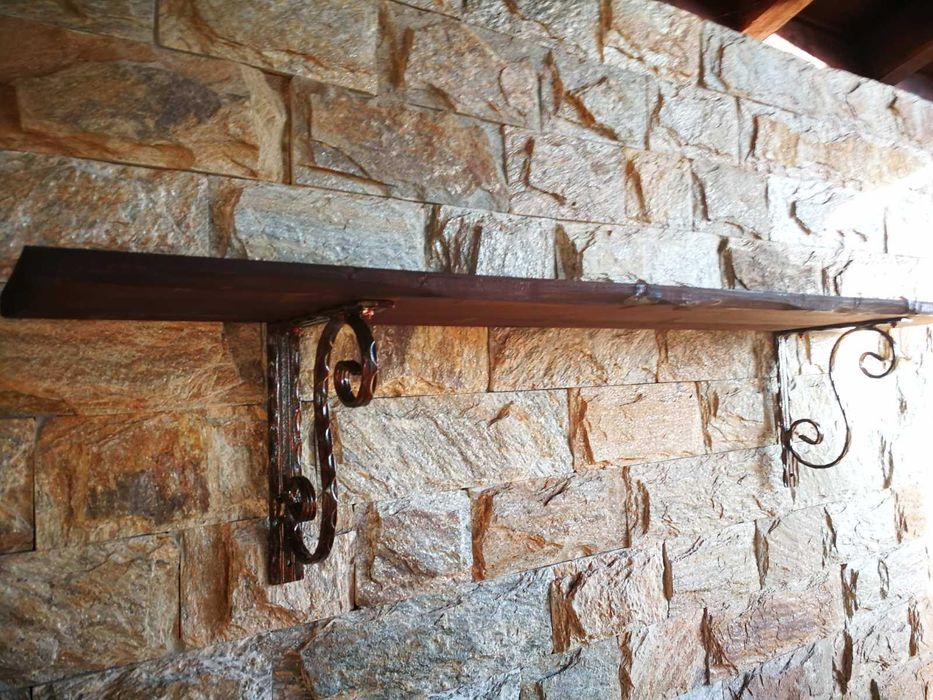 Рафт от ковано желязо и дърво