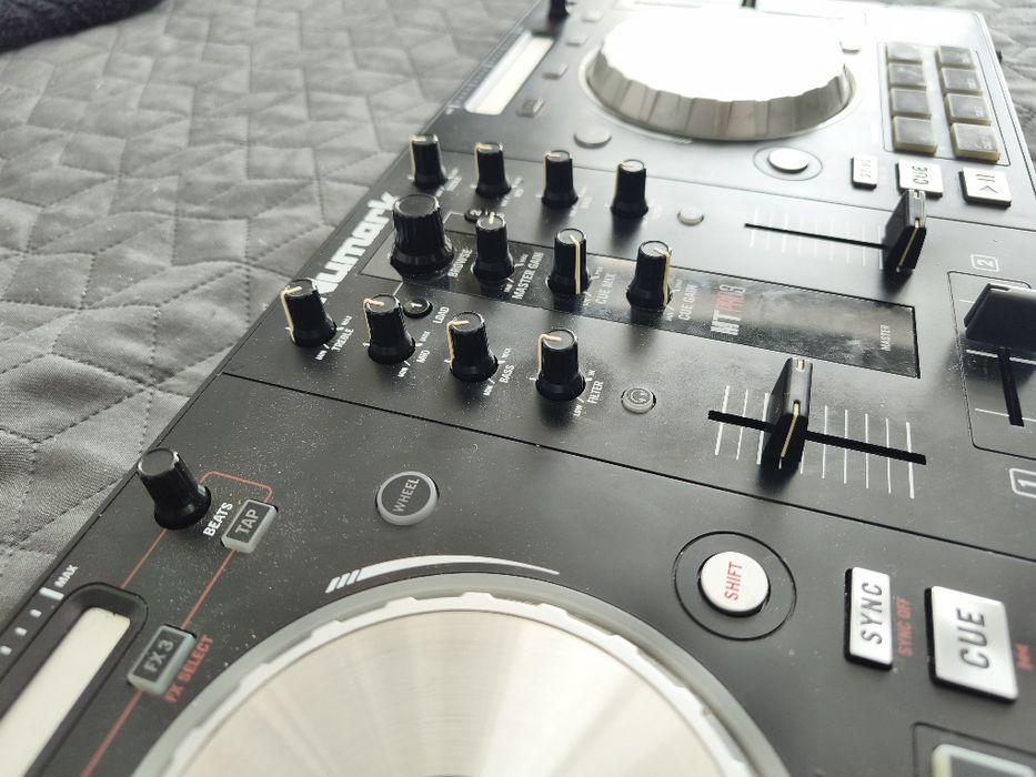Numark Mixtrack Pro 3 DJ kontroller + táska és Ugreen RCA kábel Consolă DJ Numark Mixtrack Pro 3 + geantă de transport și cablu Ugreen