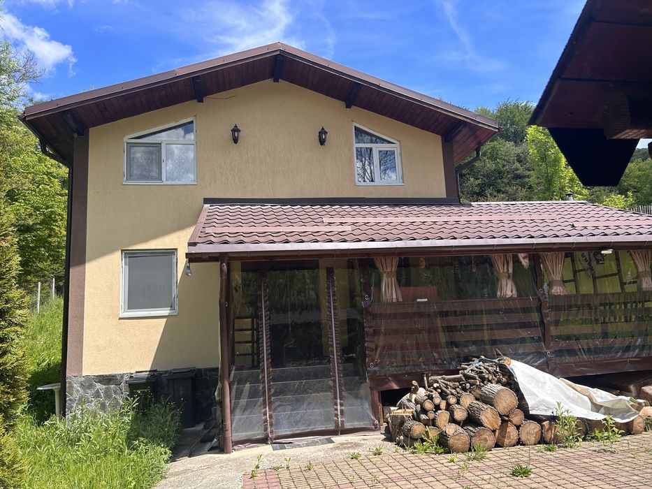 Vand casa cu etaj intr-o zona linistita