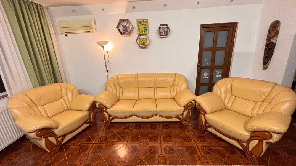 Canapea de 3 locuri si 2 fotolii din piele