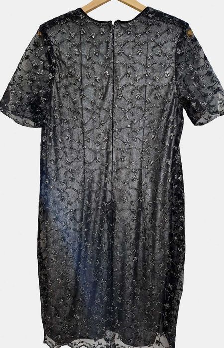 Красива рокля с изящна бродерия по цялата дължина, размер L