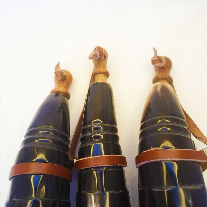 Барутница, барутник от естествен рог на бик с бронзов обков