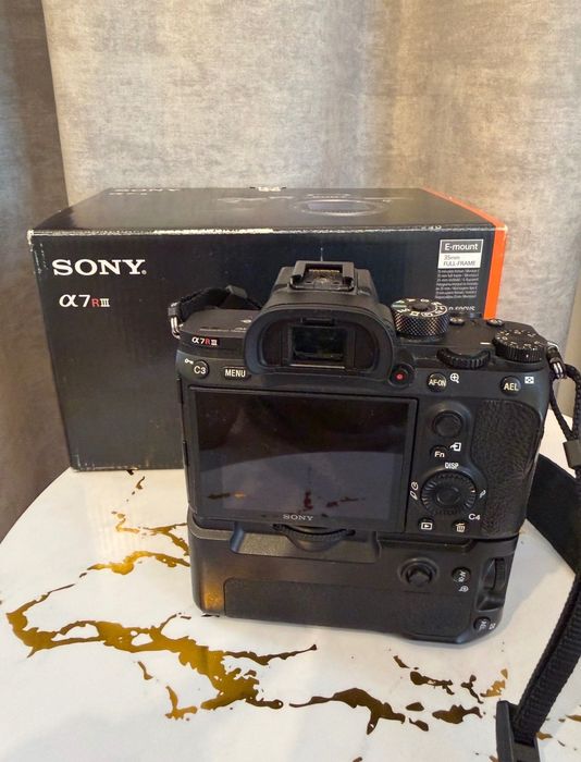 Sony Alpha A7R III – Full Frame 42.4 MP + Battery Grip + cutie