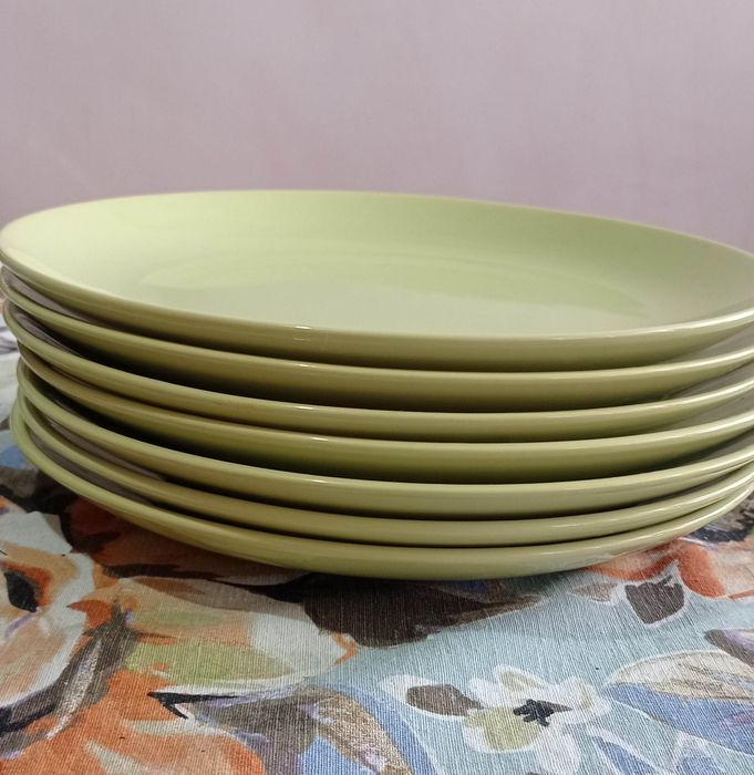 Различни видове сервиз чинии и чаши