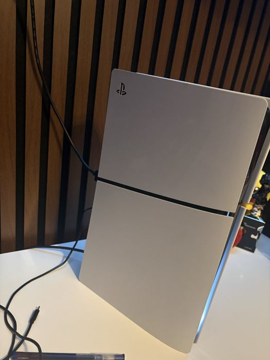 Vand PS5 digital edition cu 2 manete 1TB