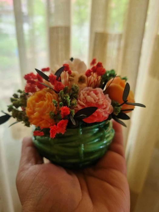 Mici aranjamente florale din ceara de soia in recipiente din rasina epoxidica