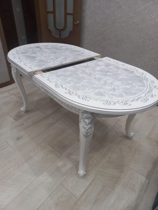 Продам стол в зал