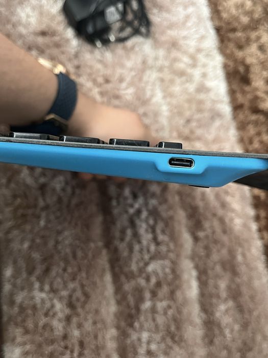 Мултифункционална Bluetooth клавиатура BK372 със стойка за таблет/телефон