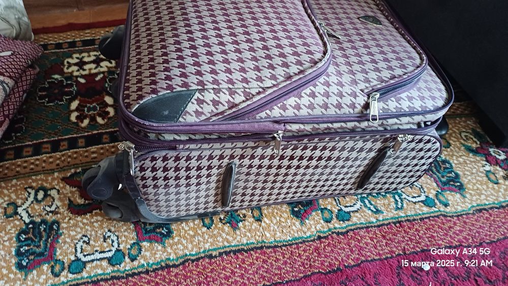 Продаётся чемодан и сумка.