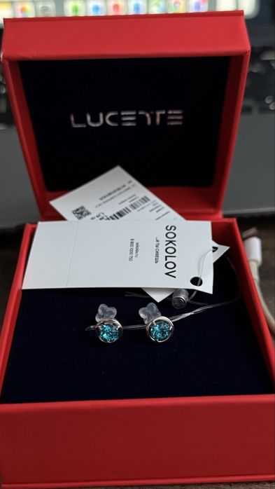 Серебрянные серьги гвоздики и кольцо.