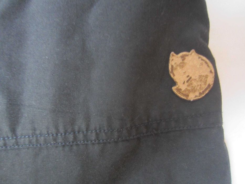 Pantalon bermude Fjall Raven, masura 40, material G-1000(65%polyester+35%bumbac), culoare neagra, stare f. buna (simbolul de pe crac este usor uzat)