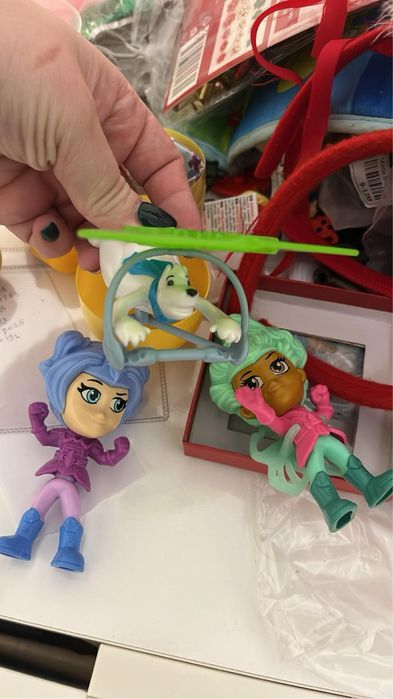 Играчки от шоколадови яйца, стикита и др.