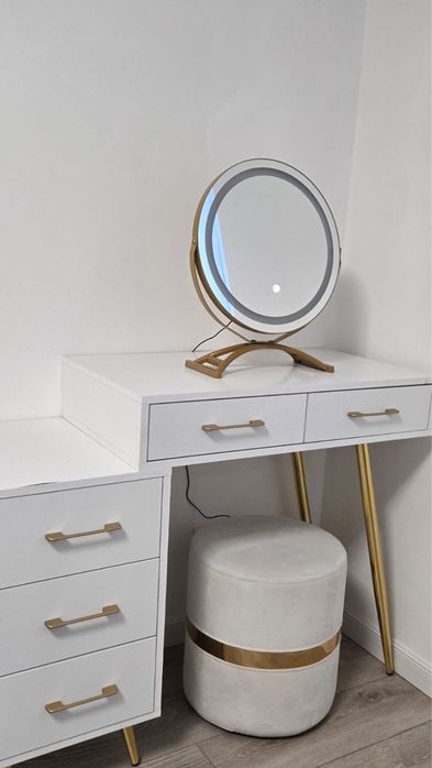 Туалетный столик, зеркало, пуфик