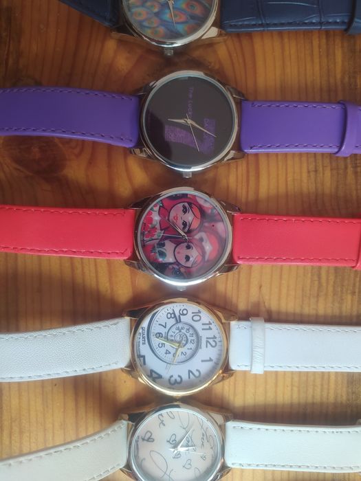 Часы наручные универсальные.