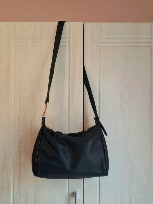 Дамска черна чанта със златист елемент