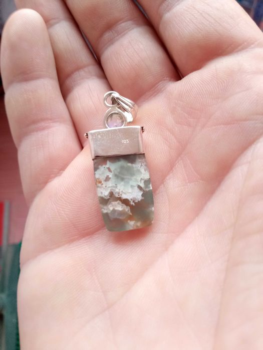 Сребърна висулка с естествени камъни