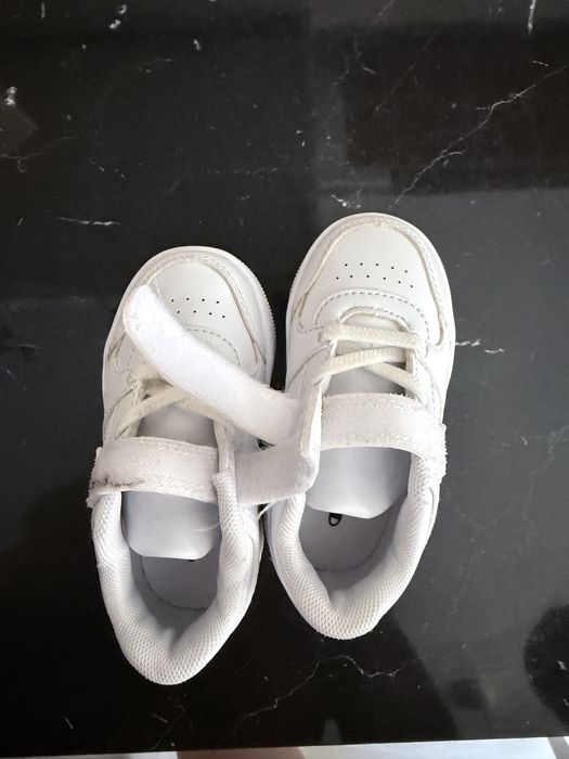 Vand adidasi marimea 23 unisex. Pret 150 ron.