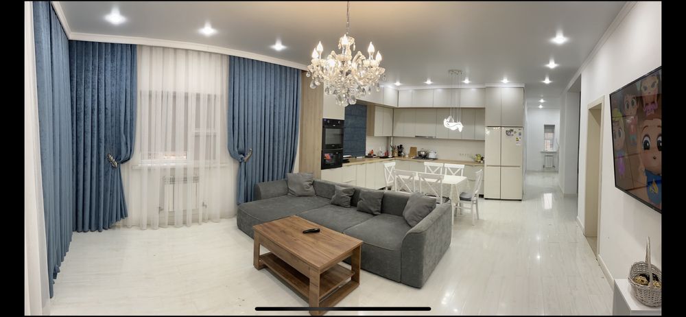 Продаю шикарный диван со столиком трансформером.