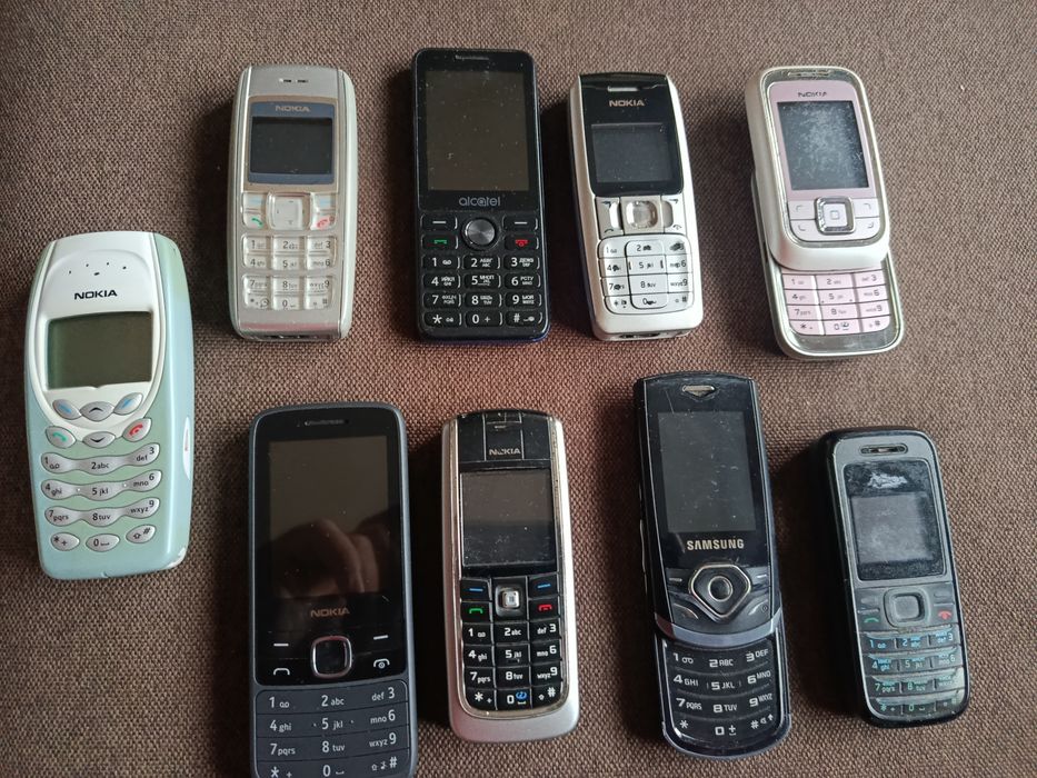 Няколко модела стари телефони