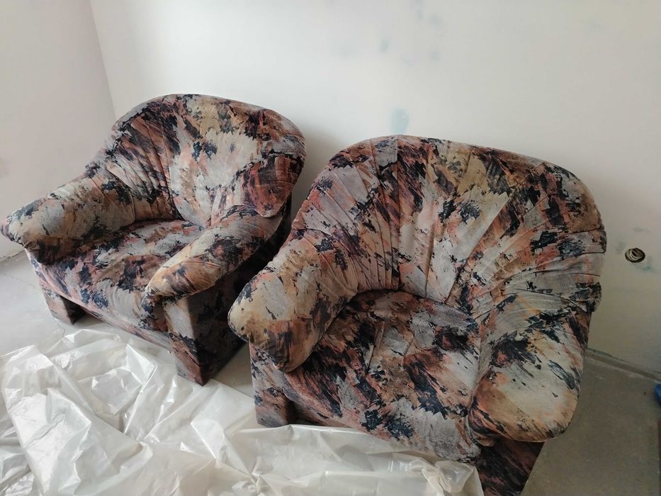 Холна гарнитура - разтегателен диван, 2 футьойли и 2 табуретки.