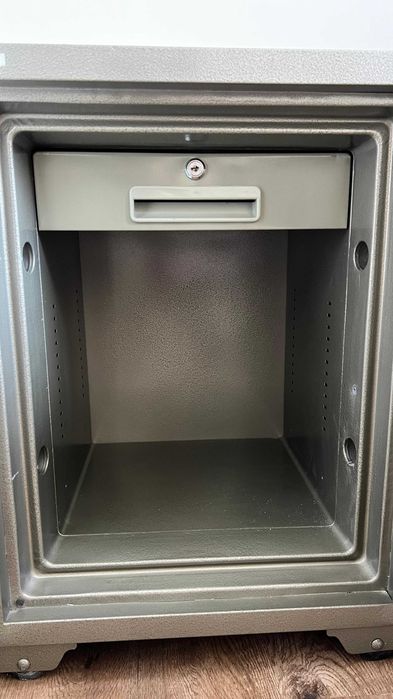 Продаётся сейф 250.000