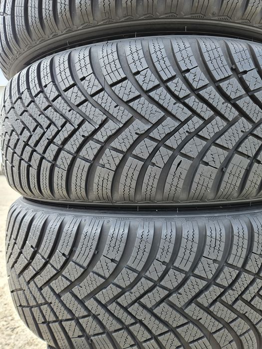 Vând anvelope iarna 215/55/17 215/55r17 HANKOOK