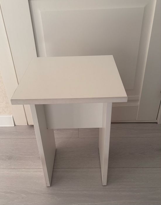 Сатамын! Ақ үстел 4 орындығымен.