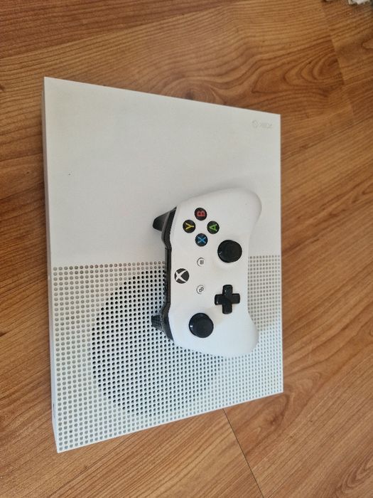 Xbox 1s cu jocuri si controler
