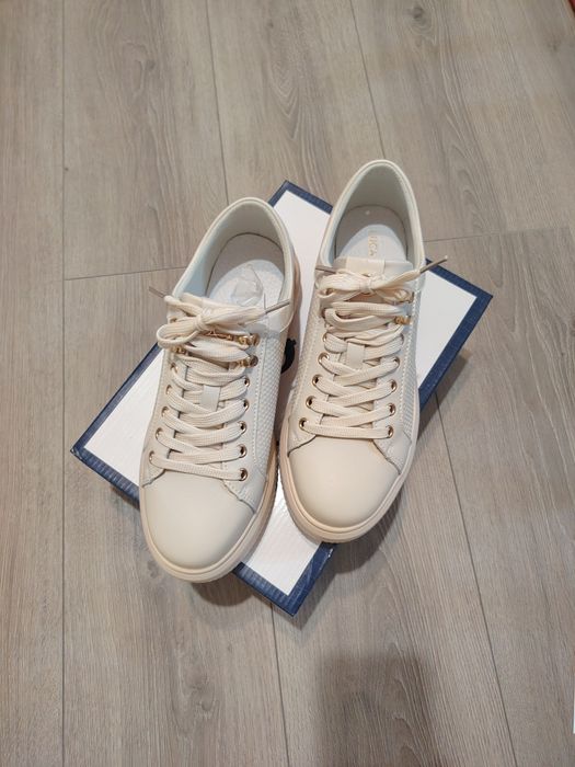 Vând sneakers noi, cu etichetă, piele naturala, mărimea 39