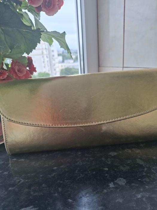 Sandale de ocazie și clutch-ul