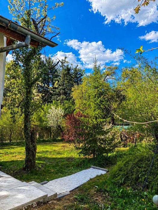 Продава се уютна къща на 25 км от София, в зеленина и спокойствие