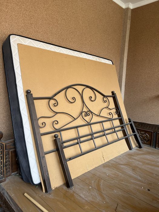 Срочно продается железная двуспальная кровать 160-200