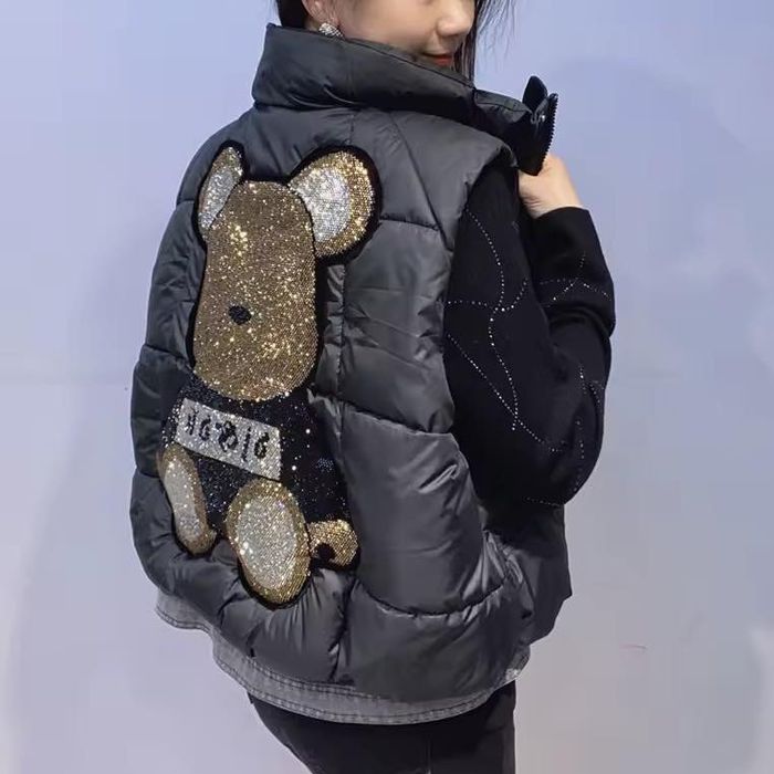 Елек с декорации от камъни