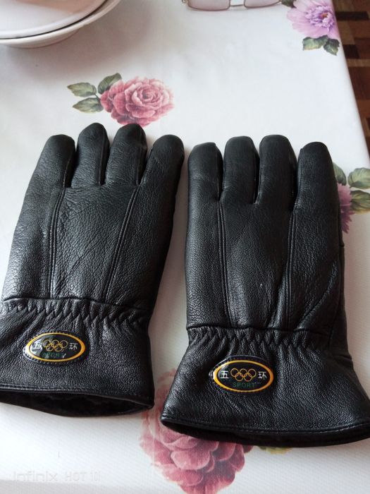 Новые мужские кожаные перчатки.