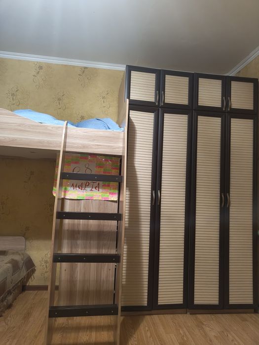 Гарнитур с двухярусной кроватью