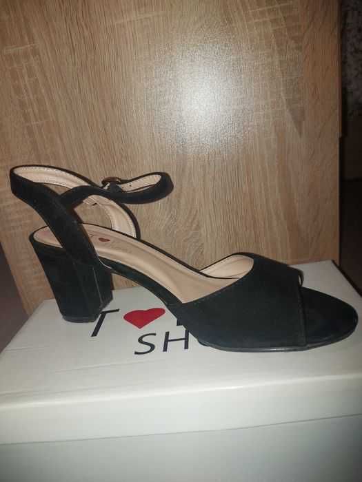 Дамски сандали на дебел ток