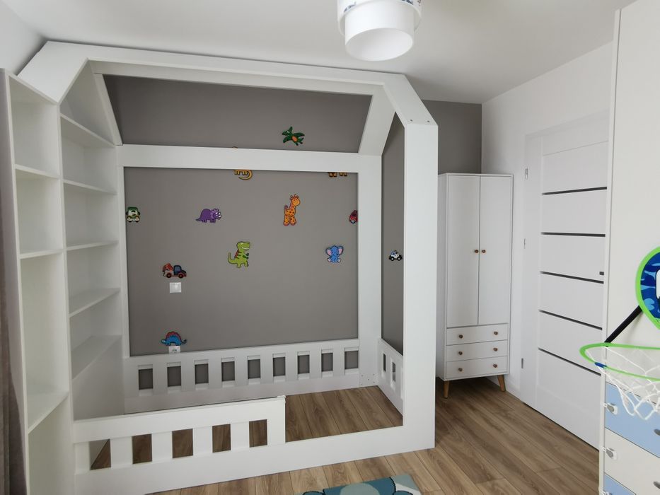 Pat Montessori tip căsuță cu bibliotecă/rafturi integrate – 90x200 cm ( realizat din MDF )