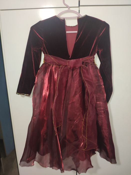 Продам нарядное платье на девочку