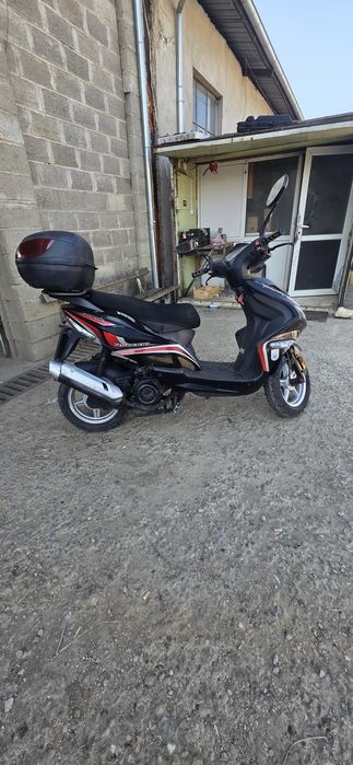 Продавам скутер 125 к всичко платено