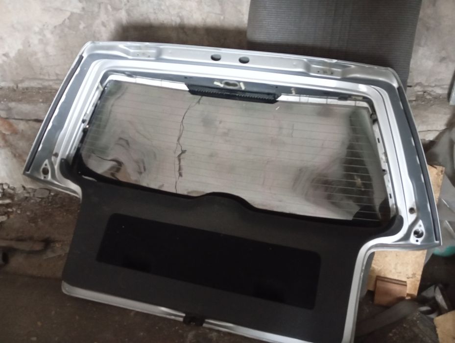 Продам на Фольксваген багажник бампер