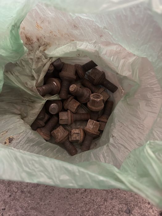 Болты на железки 124 мерс