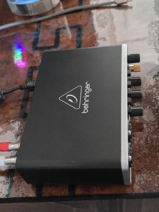 Behringer UMC202HD zvukavoy karta